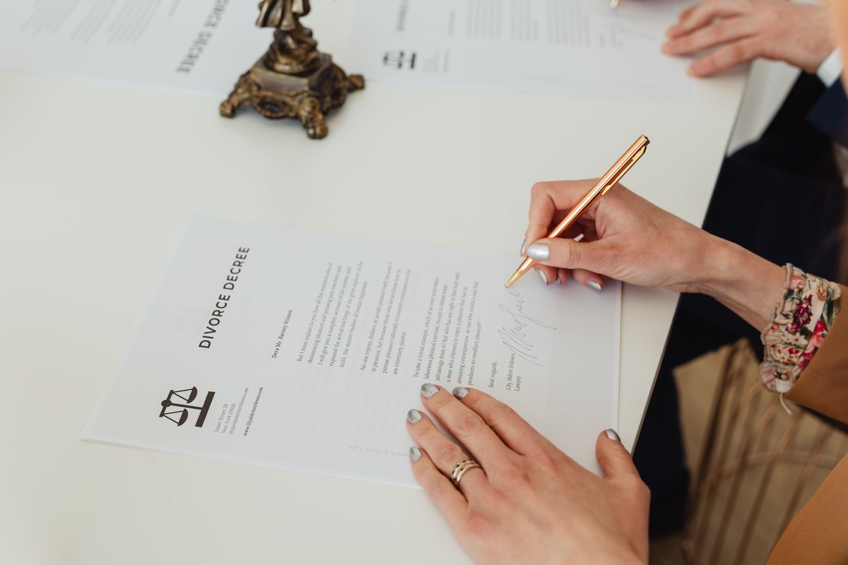 A share certificate document, the optional-by-default form of an S.p.A. share